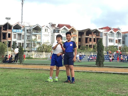 Hai cầu thủ nhí Xuân Thành - Tuấn Hiếu của trường tiểu học Đô Thị Việt Hưng